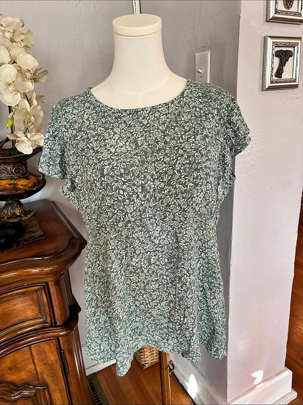 Nursing Queen Floral Nursing Tunic in Green Size Large